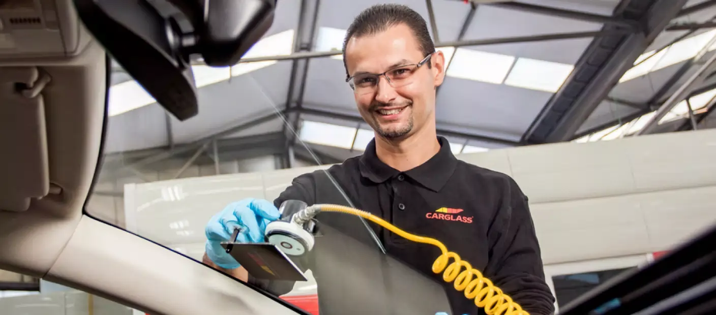 Monteur herstelt voorruit van auto