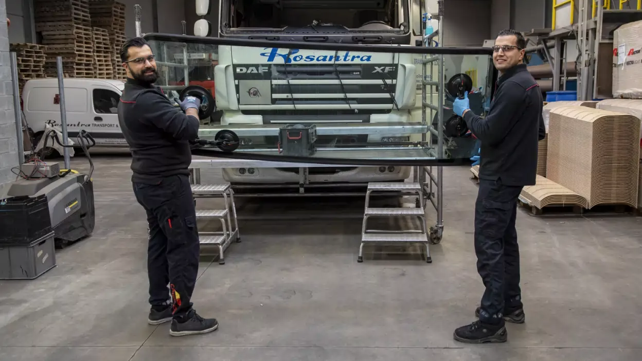 Réparer ou remplacer un pare-brise de camion 